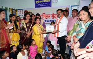 फूल लेकर आए नन्हे कदम, उप मुख्यमंत्री ने बच्चों को गोद में उठाया, बच्चों की मासूमियत ने जीता दिल फूल लेकर आए नन्हे कदम, उप मुख्यमंत्री ने बच्चों को गोद में उठाया, बच्चों की मासूमियत ने जीता दिल
