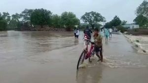 बाढ़ प्रभावित परिवारों को सुरक्षित स्थान पर पहुंचाकर उपलब्ध कराई गई आवश्यक सहायता