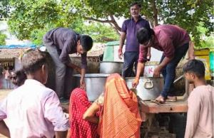 आश्रय स्थल में रह रहे 8 परिवारों को नाश्ता, दोपहर, रात्रि का भोजन पैकेटस वितरण 