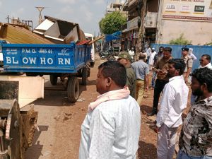 सड़क पर फर्नीचर रखकर व्यवसाय करने वालों पर निगम की कार्रवाई, सामान किया जब्त