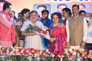 श्री गणेश विसर्जन चल झांकी का सांसद लक्ष्मी, विधायक सोनी, मोतीलाल, पद्मश्री अनुज, महापौर मीनल, एमआईसी सदस्यो, पार्षदों ने पुष्पवर्षा कर किया आत्मीय स्वागत