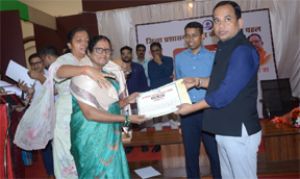  कलेक्टर और जिला पंचायत सीईओ ने रिटायर्ड हुए अधिकारी-कर्मचारी का किया सम्मान, दी विदाई