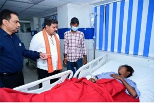  उप मुख्यमंत्री  विजय शर्मा ने अस्पताल पहुंचकर जाना सड़क हादसे में घायलों का हाल