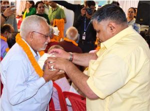  अंतर्राष्ट्रीय वृद्धजन दिवस पर सियानगुड़ी में बुजुर्गों का सम्मान,  राजेश अग्रवाल ने शॉल-श्रीफल भेंट कर लिया आशीर्वाद