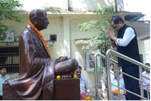 महात्मा गांधी जयंती पर कलेक्टर डॉ. गौरव सिंह ने गांधी प्रतिमा पर किया माल्यार्पण महात्मा गांधी जयंती पर कलेक्टर डॉ. गौरव सिंह ने गांधी प्रतिमा पर किया माल्यार्पण