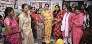  सेक्टर गुढ़ियारी के मच्छी-02 आंगनबाड़ी में आंगन मिलन सेवा कार्यक्रम आयोजित : महापौर मीनल चौबे हुईं शामिल