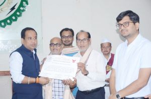 स्व. जलेश्वर प्रसाद गुप्ता का पार्थिव शरीर मेडिकल कॉलेज को दान, कलेक्टर ने परिजनों का किया सम्मान