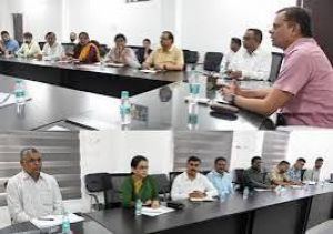 अतिवृष्टि से हुई फसल क्षति की कराएं सर्वे - संभाग आयुक्&zwj;त श्री राठौर