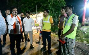 कवर्धा-बेमेतरा मार्ग पर पशुओं को देख उप मुख्यमंत्री विजय शर्मा ने अधिकारियों को लगाई फटकार कवर्धा-बेमेतरा मार्ग पर पशुओं को देख उप मुख्यमंत्री विजय शर्मा ने अधिकारियों को लगाई फटकार