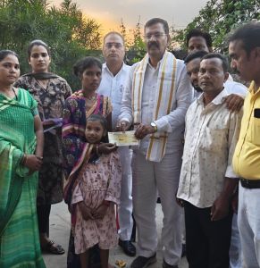 मुख्यमंत्री के निर्देश पर अमलीडीह नाला हादसे में मृत बच्चे के परिजनों को आरबीसी 6 (4) के तहत 4 लाख की सहायता 