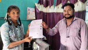  सेवा सेतु से आसान हुई सरकारी सेवाओं की राह, सुमन की बेटी आयुषी को घर बैठे मिले आय, जाति और निवास प्रमाण पत्र