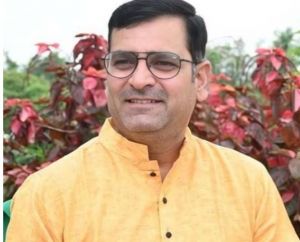  पारिवारिक हकत्याग की रजिस्ट्री में अभिलाष को मिली 46,846 रुपये की राहत, बचत की पूरी राशि बहनों को दी उपहार में