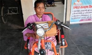 बैटरी ट्राइसाइकिल के चार्जर की मरम्मत से बिंदु विश्वकर्मा को मिली राहत, फिर सुगम हुआ आवागमन