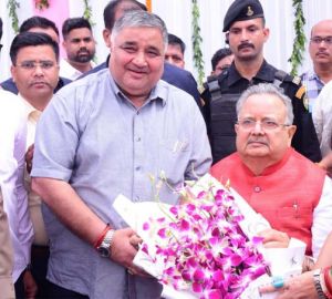 विधानसभा अध्यक्ष डॉ. रमन सिंह को जन्मदिन की बधाई देने पहुंचे पर्यटन मंत्री राजेश अग्रवाल