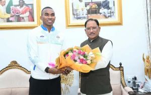  मुख्यमंत्री साय से एशियन गेम्स के कांस्य पदक विजेता एथलीट अनिमेष कुजूर ने की सौजन्य मुलाकात
