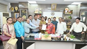 दिवंगत पत्रकारों के नाम पर होंगी रायपुर की सड़कें, प्रेस क्लब ने महापौर को सौंपा प्रस्ताव