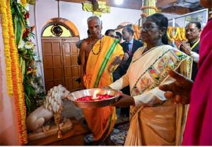  राष्ट्रपति द्रौपदी मुर्मु ने माँ दंतेश्वरी की पूजा-अर्चना कर देशवासियों की सुख-समृद्धि और खुशहाली की कामना की