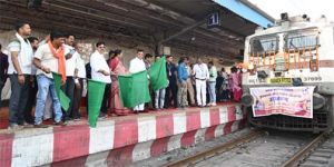  कैबिनेट मंत्री श्री लखनलाल देवांगन ने कोरबा रेलवे स्टेशन से भारत गौरव टूरिस्ट ट्रेन को हरी झंडी दिखाकर किया रवाना 
