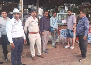 सिविक सेंटर में अवैध ठेला-गुमटियों के विरुद्ध निगम का अभियान