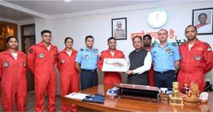  मुख्यमंत्री से भारतीय वायु सेना की सारंग हेलीकॉप्टर डिस्प्ले टीम ने की सौजन्य मुलाकात