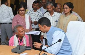  जनदर्शन में संवेदनशील पहल: पांच मिनट में बुजुर्ग चोवा राम को मिला श्रवण यंत्र, लौट आई सुनने की उम्मीद