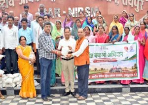   खेत बचाओ अभियान के तहत किसानों को उन्नत सरसों बीज का वितरण