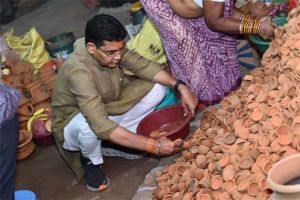  स्थानीय कारीगरों की मेहनत से रोशन हो हर घर, स्वदेशी दीयों से मनाएं दीपावली &ndash;   मंत्री टंक राम वर्मा