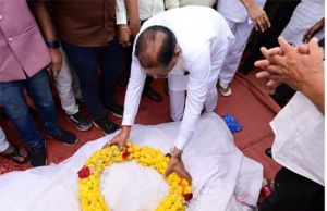  मुख्यमंत्री विष्णुदेव साय ने स्वर्गीय विधायक डोमनलाल कोर्सेवाड़ा को दी अंतिम विदाई