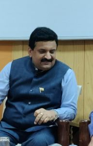  त्यौहारों में भी अब मिलने कोई नही आता