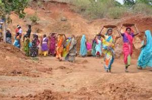  सुरक्षा और रोजगार की गारंटी के साथ बढ़ा महिला श्रमिकों का सम्मान
