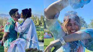 प्रियंका ने विदेश में पिया निक संग खेली होली..परिवार के साथ की खूब मस्ती प्रियंका ने विदेश में पिया निक संग खेली होली..परिवार के साथ की खूब मस्ती