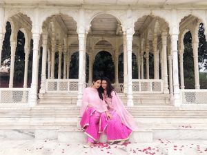 सारा अली खान ने गुलाब की पंखुडिय़ों से खेली होली सारा अली खान ने गुलाब की पंखुडिय़ों से खेली होली