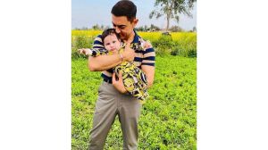 आमिर की गोद में ये किसका बेबी है? आमिर की गोद में ये किसका बेबी है?