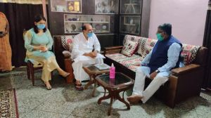  सुशांत सिंह राजपूत के पटना स्थित घर पहुंचे केंद्रीय मंत्री रविशंकर प्रसाद, पिता से की खास मुलाकात
