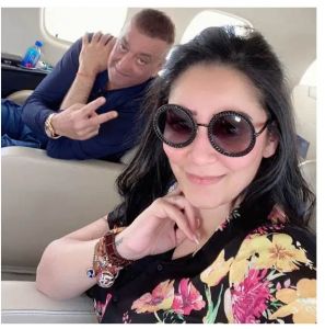 संजय दत्त पत्नी मान्यता के साथ दुबई रवाना संजय दत्त पत्नी मान्यता के साथ दुबई रवाना