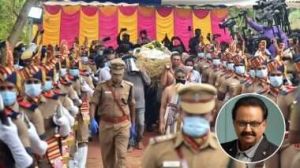 विख्यात गायक एस.पी. बालसुब्रह्मण्यम को राजकीय सम्मान के साथ दी गई अंतिम विदाई विख्यात गायक एस.पी. बालसुब्रह्मण्यम को राजकीय सम्मान के साथ दी गई अंतिम विदाई