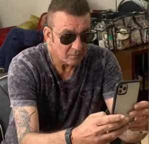 संजय दत्त के गिरते स्वास्थ्य को लेकर प्रशंसक चिंतित संजय दत्त के गिरते स्वास्थ्य को लेकर प्रशंसक चिंतित