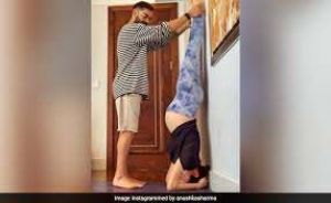  विराट कोहली ने प्रेग्नेंट पत्नी अनुष्का शर्मा को करवाया शीर्षासन, इंटरनेट यूजर ने लिखा, 'बेबी सोचता होगा..