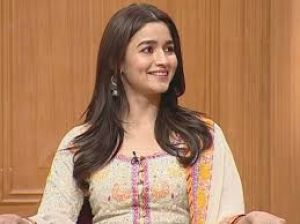 आलिया भट्ट को काम के प्रेशर के चलते हुआ टेंशन, हॉस्पिटल में होना पड़ा भर्ती! आलिया भट्ट को काम के प्रेशर के चलते हुआ टेंशन, हॉस्पिटल में होना पड़ा भर्ती!