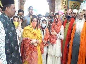 एकता कपूर ने अजमेर दरगाह में जियारत की एकता कपूर ने अजमेर दरगाह में जियारत की