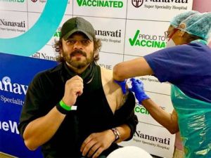 रोहित शेट्टी ने कोविड-19 का टीका लगवाया रोहित शेट्टी ने कोविड-19 का टीका लगवाया