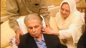 अस्पताल से डिस्चार्ज होकर घर पहुंचे दिलीप कुमार अस्पताल से डिस्चार्ज होकर घर पहुंचे दिलीप कुमार