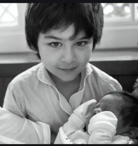 तैमूर की गोद में खेलता दिखा नन्हा भाई, करीना ने दिखाया दूसरे बेटे का चेहरा तैमूर की गोद में खेलता दिखा नन्हा भाई, करीना ने दिखाया दूसरे बेटे का चेहरा