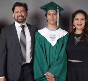 माधुरी दीक्षित के बड़े बेटे अरिन हुए ग्रेजुएट, ऐक्ट्रेस ने ऐसे जाहिर की अपनी खुशी माधुरी दीक्षित के बड़े बेटे अरिन हुए ग्रेजुएट, ऐक्ट्रेस ने ऐसे जाहिर की अपनी खुशी