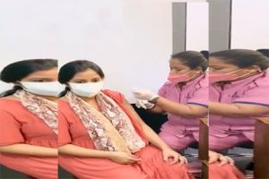 श्रेया घोषाल, कीर्ति कुल्हारी ने कोविड टीके की पहली खुराक लगवाई श्रेया घोषाल, कीर्ति कुल्हारी ने कोविड टीके की पहली खुराक लगवाई