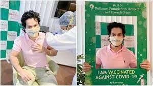  वरुण धवन ने ली कोविड-19 के टीके की पहली खुराक