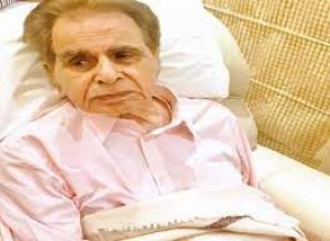   अभिनेता दिलीप कुमार मुंबई के एक निजी अस्पताल में भर्ती