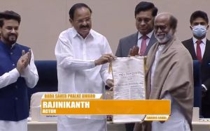 अभिनेता रजनीकांत को प्रतिष्ठित दादा साहब फाल्के पुरस्कार से नवाजा गया अभिनेता रजनीकांत को प्रतिष्ठित दादा साहब फाल्के पुरस्कार से नवाजा गया