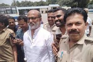 अचानक बीएमटीसी के बस स्टैंड पहुंचे रजनीकांत, यादों में खोए अचानक बीएमटीसी के बस स्टैंड पहुंचे रजनीकांत, यादों में खोए