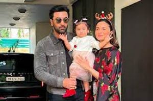 क्रिसमस पर राहा के साथ पहली बार लोगों के सामने आए रणबीर कपूर, आलिया भट्ट क्रिसमस पर राहा के साथ पहली बार लोगों के सामने आए रणबीर कपूर, आलिया भट्ट